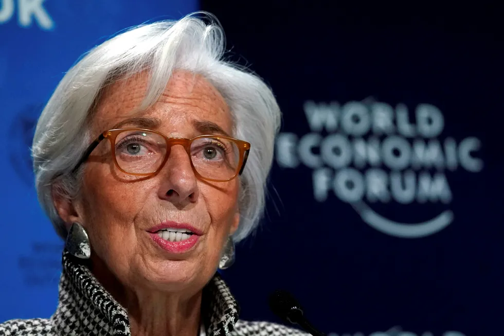 IMF-sjef Christine Lagarde holdt pressekonferanse under World Economic Forum i Davos i Sveits mandag kveld. Foto: Reuters/Denis Balibouse
