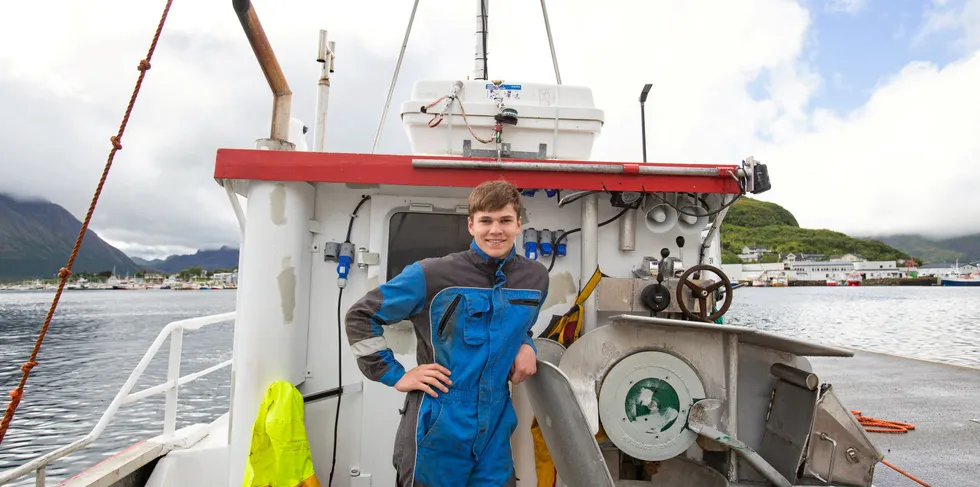 19 år gamle Sverre Monsen fra Rødøy er klar for å prøve seg på blåkveitefiske med nymalt sjark.