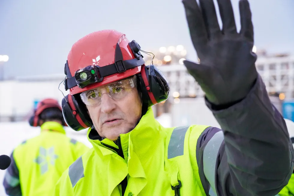 Statsminister Jonas Gahr Støre (Ap) på besøk på Equinors anlegg på Melkøya utenfor Hammerfest i vår.