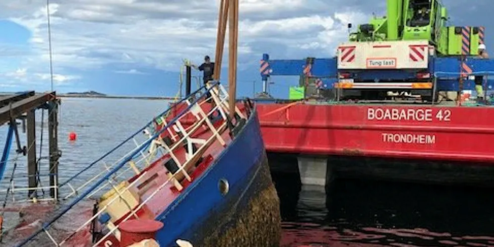 GRUNNSTØTING: «Osfjord» grunnstøtte ved Linesøya i Sør-Trøndelag i september i fjor.