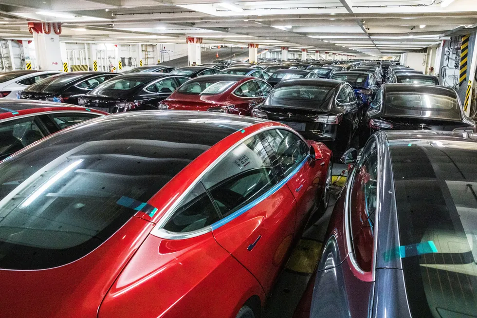 Tesla, som selger om lag én prosent av verdens biler, er verd mer enn de ni andre største bilselskapene til sammen, skriver artikkelforfatteren.