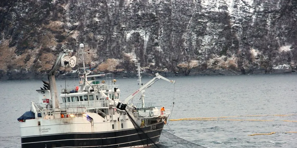 Havforskningsinstituttet gjør mye viktig forskning. Her er det kystnotbåten «Sjarmør» som tar et sildekast i samarbeid med forskningsskipet «G. O. Sars». Arkivfoto: Havforskningsinstituttet