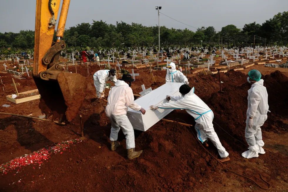 Nye smittetilfeller og dødsfall har økt med rundt 40 prosent på en uke i Indonesia. Det er etablert nye gravsteder i Bekasi, utenfor hovedstaden Jakarta.