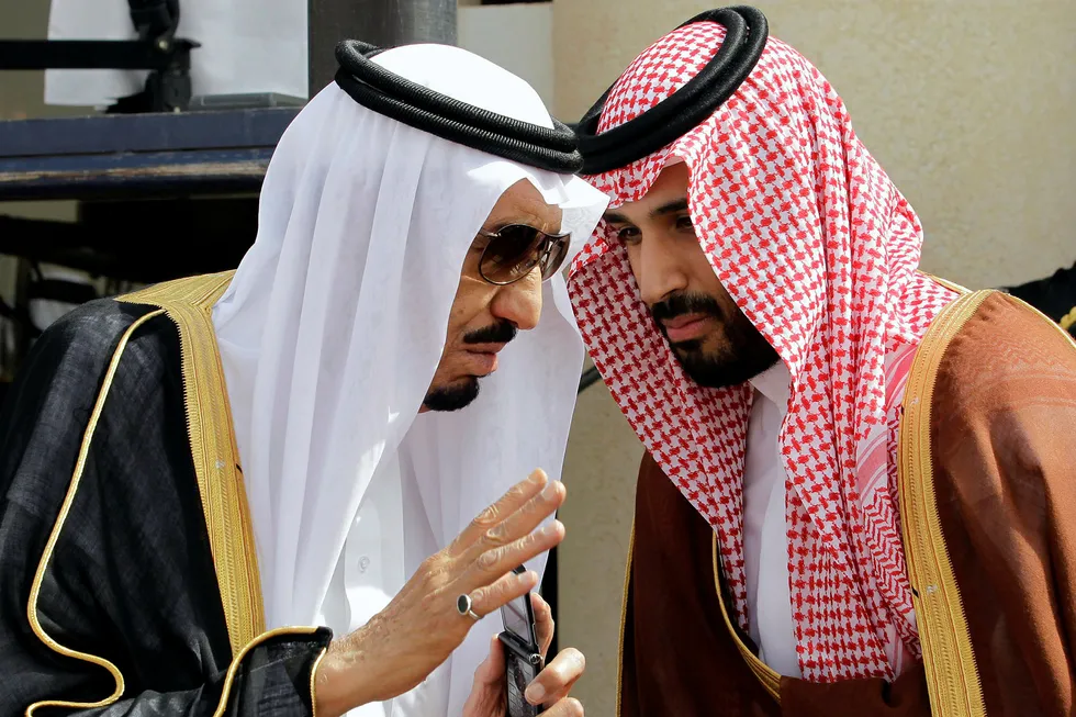 Kong Salman sammen med kronprins Mohammed Bin Salman av Saudi Arabia. Foto: Hassan Ammar/ AP