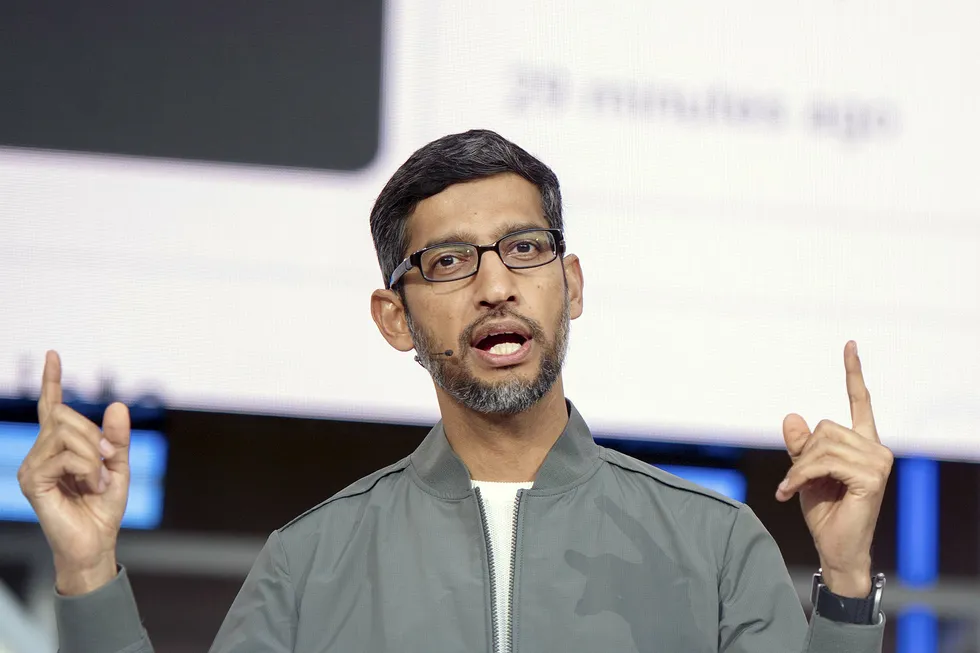 Konsernsjef Sundar Pichai i Alphabet, Googles morselskap, oppfordrer alle om å holde avstand i sosiale sammenhenger for å hundre spredning av koronaviruset.