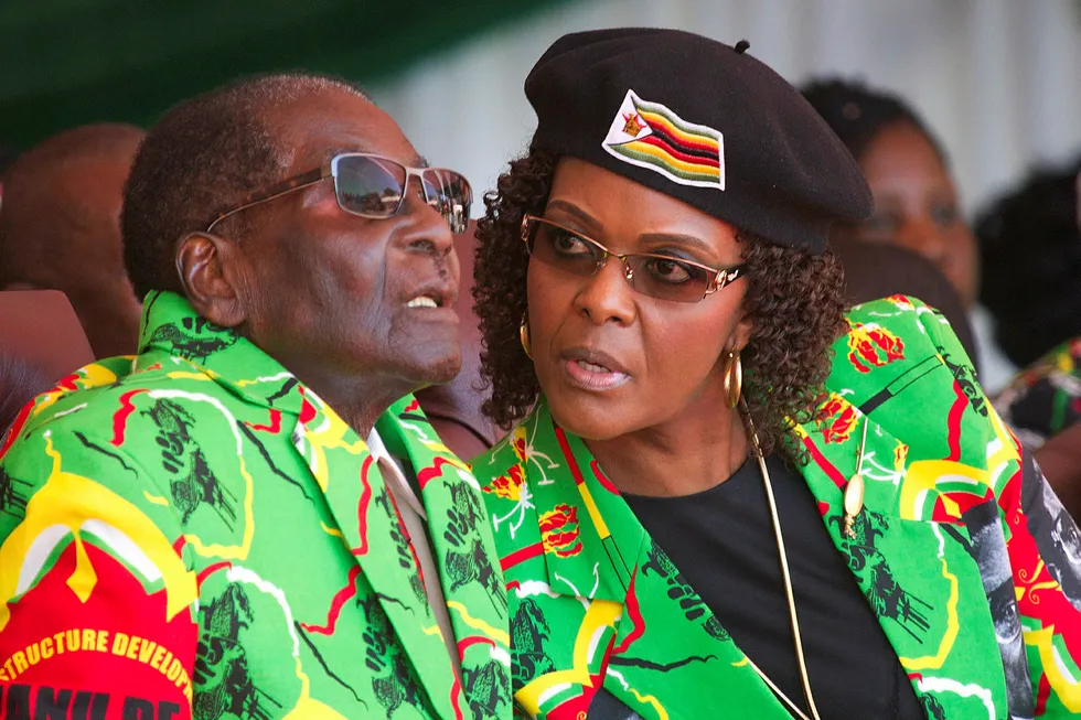Robert Mugabe og hans kone Grace på et bilde tatt i Marondera i Zimbabwe i juni i år. Foto: Tsvangirayi Mukwazhi/NTB Scanpix