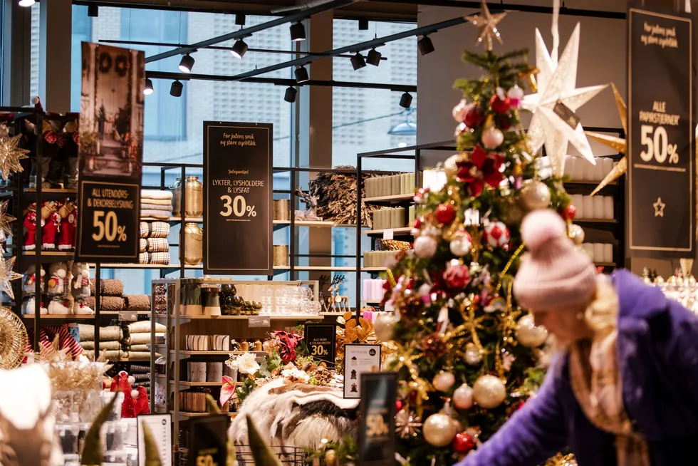 Det bugner av julevarer på Oslo City i november. Det er ikke bare julepynten som gir julestemning – vel så viktig er selve kjøpet av den.