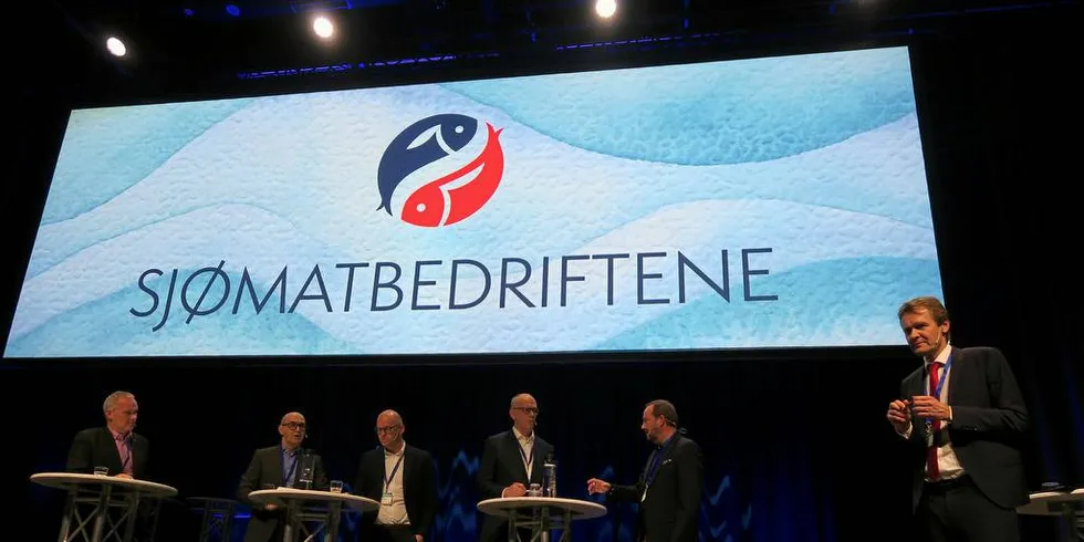 MANNSTUNG PANELDEBATT: Kvinnelige deltagere glimret med sitt fravær under debatt om fiskefusk under SJømatdagene. Fra Venstre: Rune Stokvold, daglig leder FiFor, Svein Ove Haugland, adm. dir Norges Råfisklag, Thord Monsen Seksjonssjef Fiskerridirektoratet, Petter Noreng, Statsadvokat Økokrim, Morten Jensen Adm dir. Nordic Group.Foto: Kjersti Sandvik