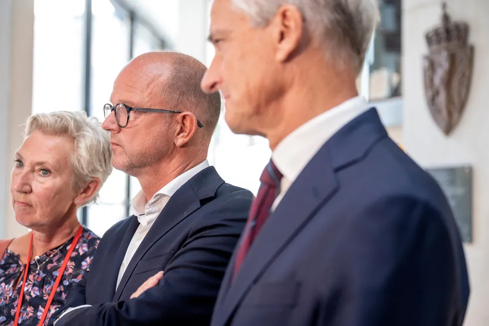 Uansett regjering holder interessegrupper en klam hånd over styringsmaktene, skriver forfatterne. LO-leder Peggy Hessen Følsvik (til venstre), NHOs Ole Erik Almlid og statsminister Jonas Gahr Støre.