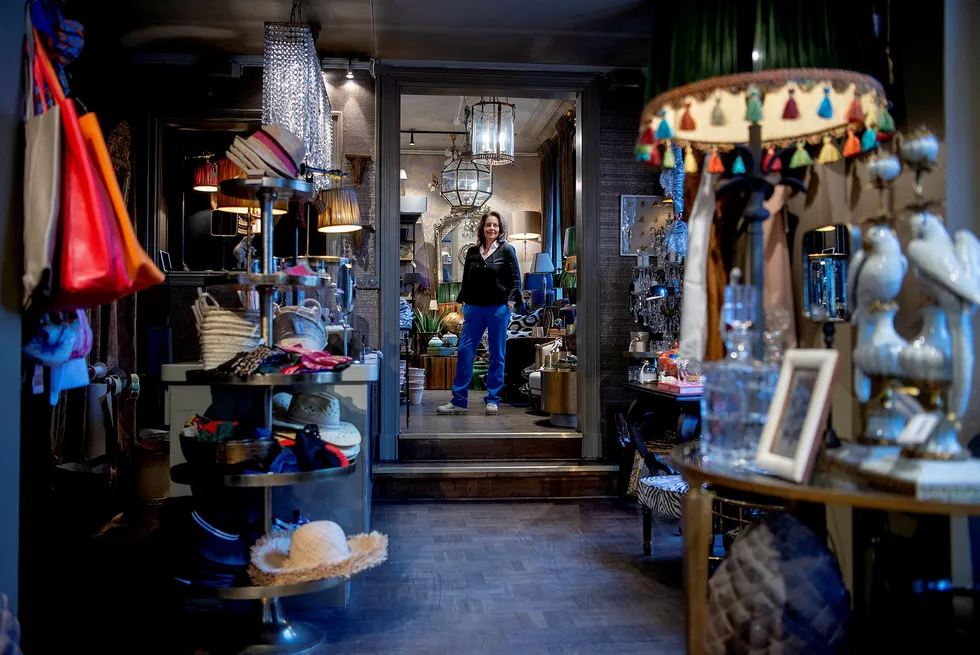 Cecilie Vanem, medeier av klesselskapet Briskeby Gods som nå har tre butikker i Oslo-området, legger ned nettbutikken fordi hun mener kundene som er på jakt etter klær i de høyere prisklassene har sluttet å handle på nett.