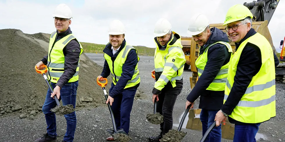 Første spadetak på Salmon Evolution sitt landbaserte anlegg. Fra venstre Jonny Småge, styreleder Tore Tønseth, Ingjarl Skarvøy, Per Olav Mevold, Kristofer Reiten.