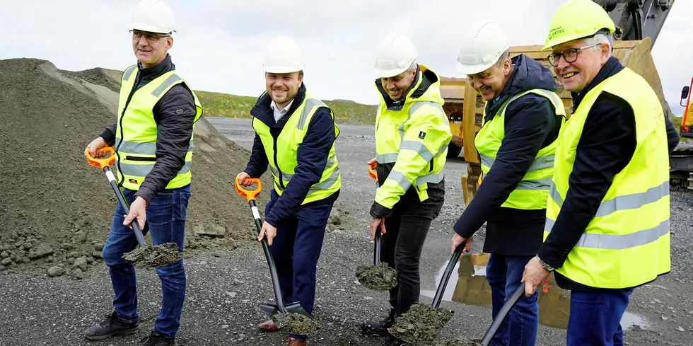 Byggestarten av det landbaserte anlegget ble markert i dag. På bildet ser du noen av gründerne bak prosjektet. Fra venstre Jonny Småge, styreleder Tore Tønseth, Ingjarl Skarvøy, Per Olav Mevold, Kristofer Reiten.