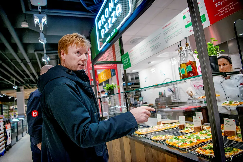 Meny-sjef Vegard Kjuus viser frem butikken på Oslo City der tre salgsboder inne i butikken tilbyr varmmat og sushi. Supermarked-kjeden strammer grepet mot mat i farten, der mange av konkurrentene er restauranter.