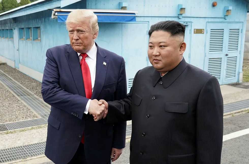USAs president Donald Trump tok Nord Koreas leder Kim Jong-un i hånden i den demilitariserte sonen mellom Nord- og Sør Korea.