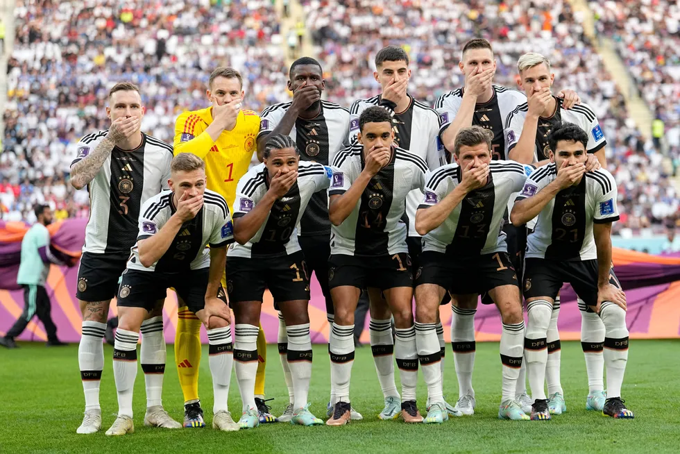 Slik protesterte det tyske landslaget mot det de opplever som knebling fra Fifa. Kapteinsbåndet med regnbuefarger lot de imidlertid bli hjemme: De kunne jo ikke risikere å få gult kort.