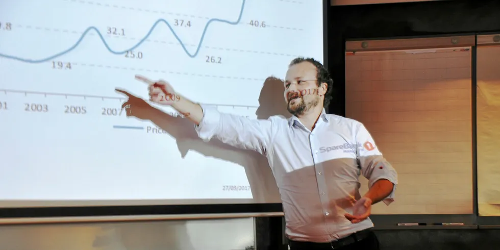 Analytiker Tore A. Tønseth i Sparebank 1 Markets mener de siste tallene på hvor mye laks det står i norske merder, gir grunn til et mer optimistisk syn på lakseaksjene siden lakseprisen trolig vil gå opp.