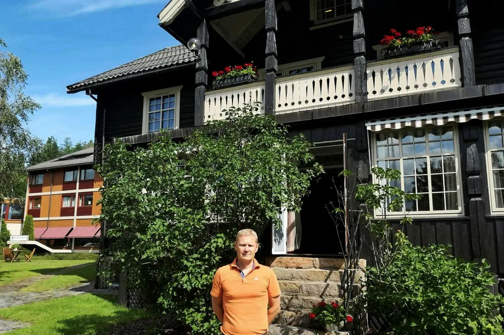 Sigmund Straand, direktør og medeier av Straand Hotel i Vrådal i Telemark, mener momsøkningen på overnatting er hovedårsaken til at lønnsomheten i bransjen stuper.