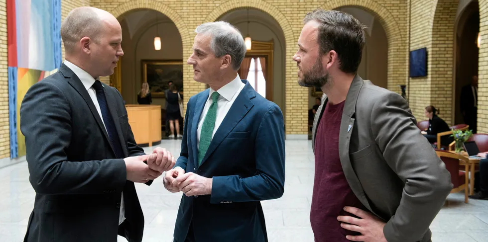 Finansminister Trygve Slagsvold Vedum (Sp), statsminister Jonas Gahr Støre (Ap) og SV-leder Audun Lysbakken presenterte i dag budsjettforliket. Bildet er tatt i vandrehallen i Stortinget ved en tidligere anledning.