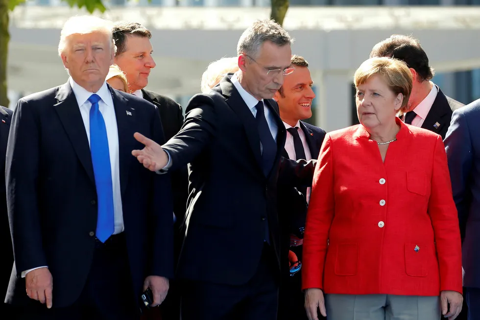 President Donald Trump, Nato-sjef Jens Stoltenberg og forbundskansler Angela Merkel før et Nato-møte i Brussel i fjor. Trump mener at Tyskland bidrar for lite i Nato-regningen, og at de amerikanske skattebetalerne taper penger, jobber og sikkerhet. Foto: Jonathan Ernst/Reuters/NTB Scanpix