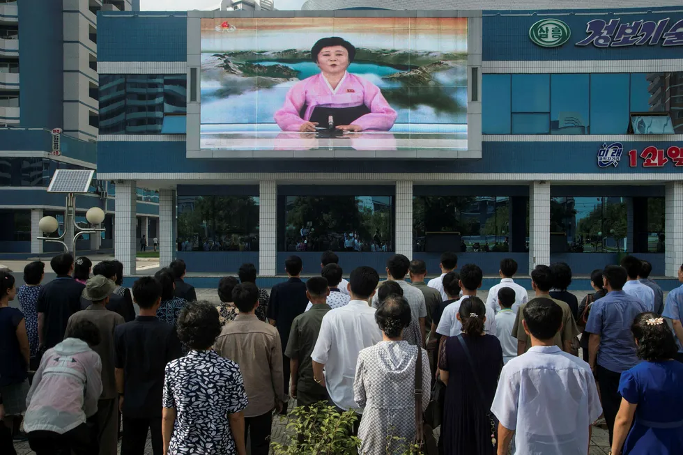 Innbyggere i Pyongyang ser nyheten om at landet har testet en hydrogenbombe, lest opp av Ri Chun-Hee. Foto: KIM WON-JIN