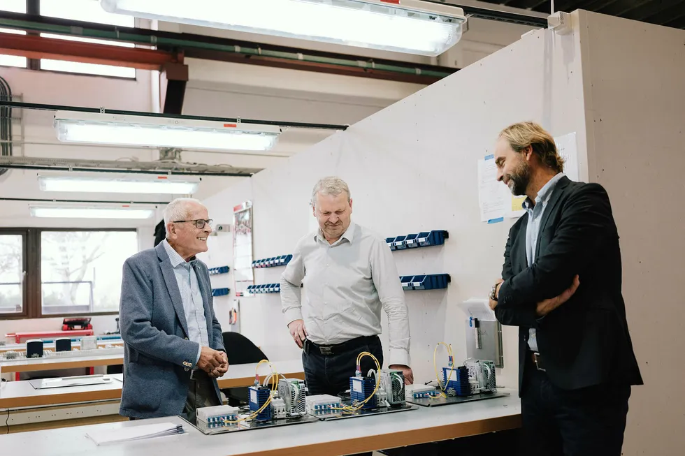 Industriveteran Gunnstein Austigard (til venstre) og familiens investeringsselskap er nå blitt største eier i oljeserviceselskapet Ex-Tech, her ved teknologisjef Ingulf Egeland og daglig leder Jan Holm (til høyre).