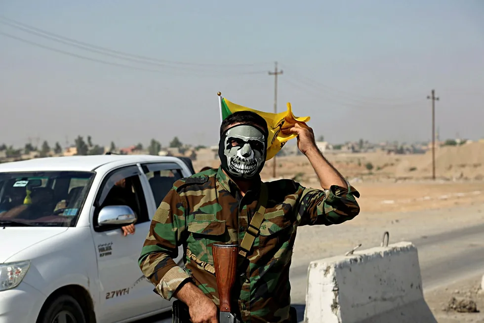 Et medlem av en regjeringsstøttet irakisk milits står vakt i Tuz Khormato, 210 kilometer nord for Bagdad, etter at kurdiske styrker nylig trakk seg ut av området. Foto: AP / NTB scanpix