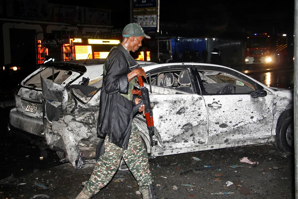 To bilbomber eksploderte i Somalias hovedstad Mogadishu 5. august og seks mennesker ble drept. Den somaliske staten er ikke i stand til å beskytte innbyggerne og dermed kan ikke Norge sende somaliske flyktninger dit, mener organisasjonene Noas, Redd Barna og Fellesorganisasjonen. Regjeringen er uenig.