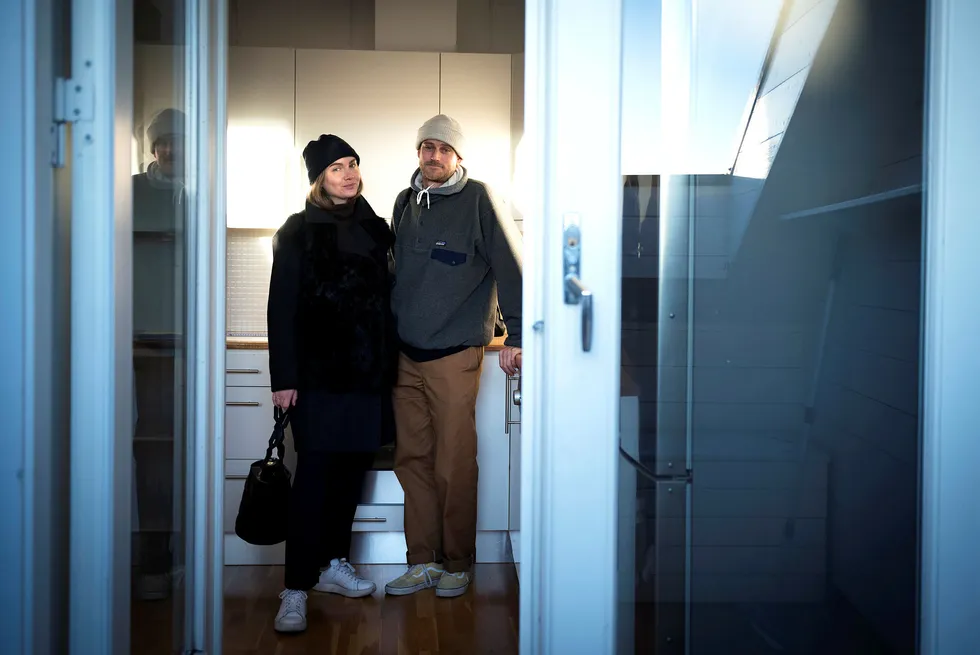 Ekteparet Ingrid Heier (28) og Kristoffer Paulsen (32) har vært på rundt 20 visninger, men foreløpig ikke funnet sin neste bolig. De mener interessen fortsatt er høy i Oslo-markedet, og er foreløpig ikke bekymret for boligprisfall. Foto: Hanna Kristin Hjardar