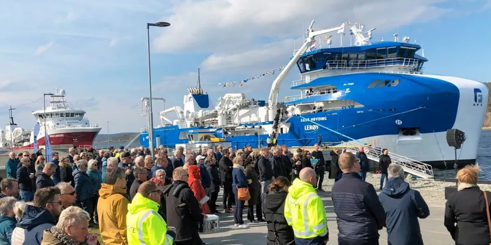 Mange hadde møtt opp for å få med seg båtdåp og åpningen av Lerøy Midt sitt nye landstrømanlegg for brønnbåter ved Jøsnøya.