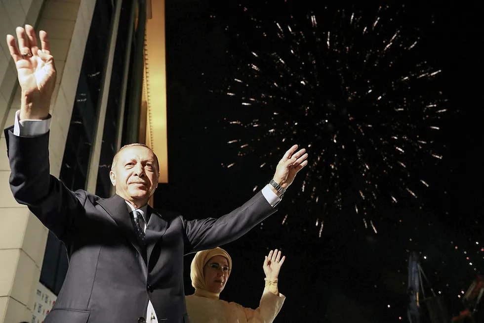 Tyrkia er dypt splittet etter at president Tayyip Erdogan sikret makten for nye fem år. Her feirer han seieren med sin kone Ermine Erdogan. Foto: Kayhan Ozer/AFP/NTB Scanpix