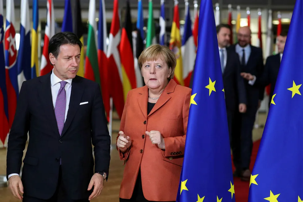 Lederne på EUs toppmøte er enige om en klimaavtale På bildet Italias statsminister Giuseppe Conte (til venstre) og Tysklands forbundskansler Angela Merkel etter at avtalen er i havn.