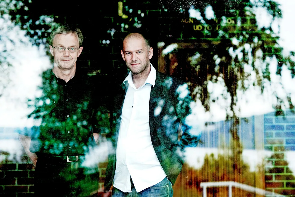 Professorene Hans Jarle Kind (til venstre) og Øystein Foros ved NHH tror det blir vanskelig for kulturministeren å sørge for at nullmoms-gevinsten kun går til mediene. Foto: Helge Hansen