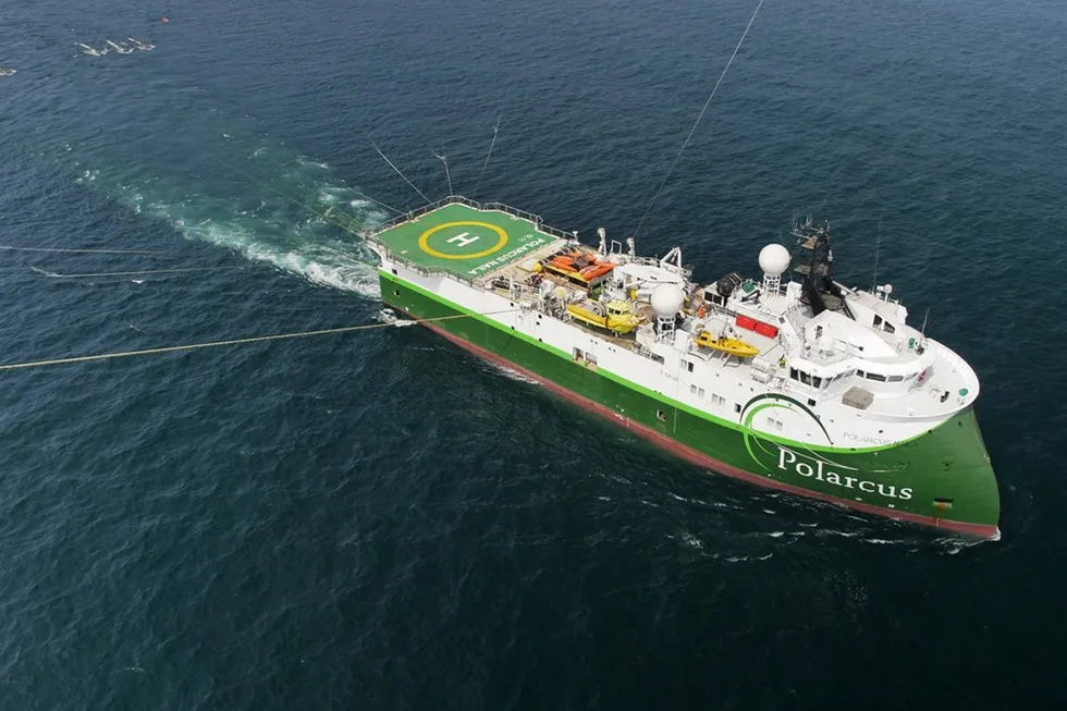 Seismikkselskapet Polarcus leter etter og utarbeider kart over oljeforekomster på havbunnen som selges til oljeselskapene. Her er skipet Polarcus Naila.