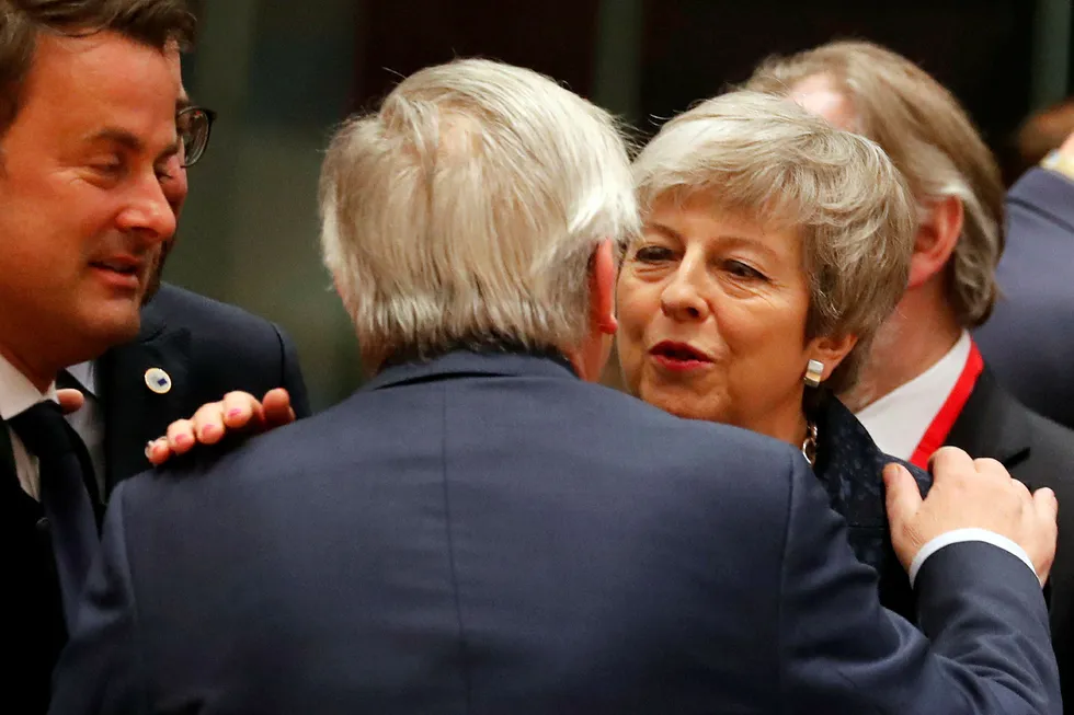 Statsminister Theresa May er på toppmøte i EU. Her hilser hun på Europakommisjonens president, Jean-Claude Juncker.