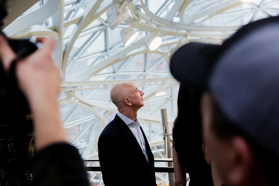 Det begynner å bli klart at Amazon-sjef Jeff Bezos vinner, men hvem vinner med ham og hvem taper mot ham? Foto: Mike Kane/Bloomberg