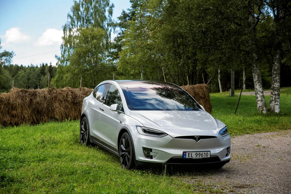 Regjeringen vil innføre en egen avgift for "tunge el-biler". Her representert ved en Tesla Model X. Foto: Fredrik Bjerknes