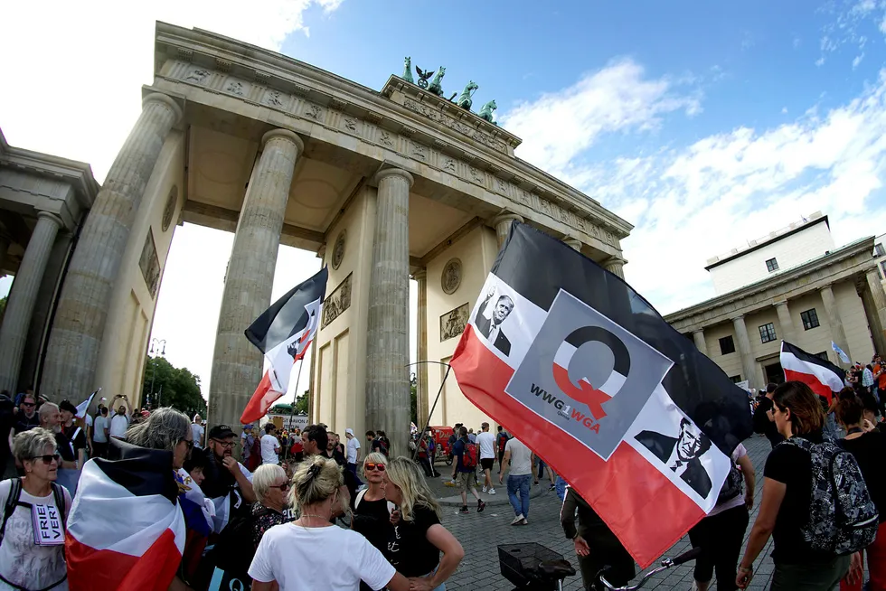 Tvang kan føre til motmakt, som vi ser i demonstrasjoner i blant annet Tyskland, skriver artikkelforfatterne. Bildet viser demonstrasjoner ved Brandenburger Tor i Berlin 29. august.