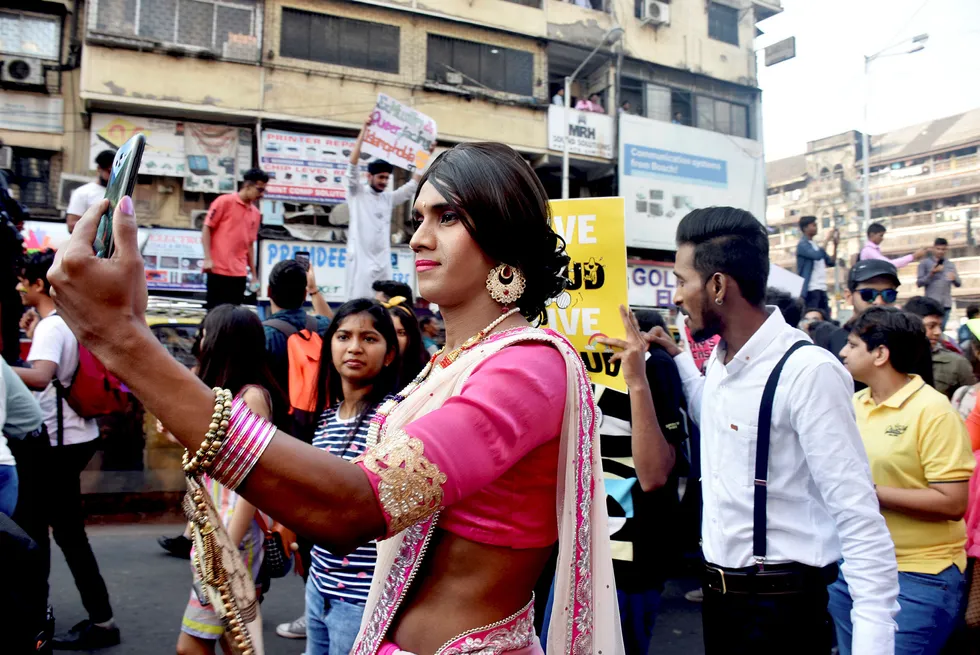 Fra å være et lite omtalt randfenomen har transidentitet blitt en forbløffende sentral del av den politiske og kulturelle debatten, skriver artikkelforfatteren. Her fra Mumbais første Gay pride-parade noensinne i India tidligere denne måneden.