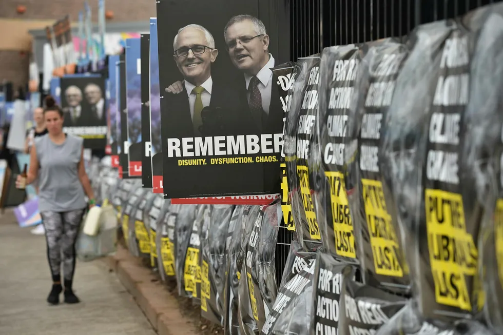 De største politiske partiene i Australia er hacket kort tid før valget.