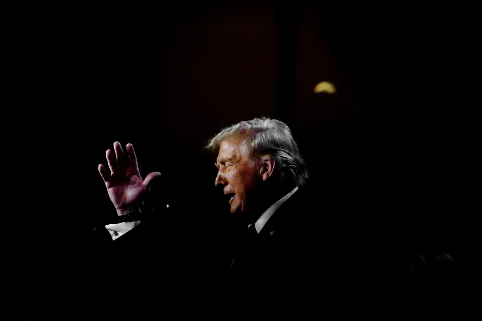 Tidligere og kommende President Donald Trump går på scenen og tar imot hyllest fra sine tilhengere i Palm Beach County Convention Center, i West Palm Beach, Florida.