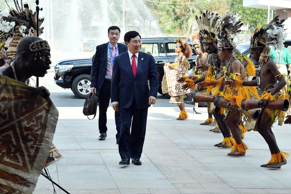 Statsledere fra 21 Apec-land rundt Stillehavet samles i helgen i Papua Ny-Guinea. Kina forsøker å skaffe seg innflytelse i den fattige, tidligere australske kolonien. Her ankommer Vietnams utenriksminister Pham Binh Minh.