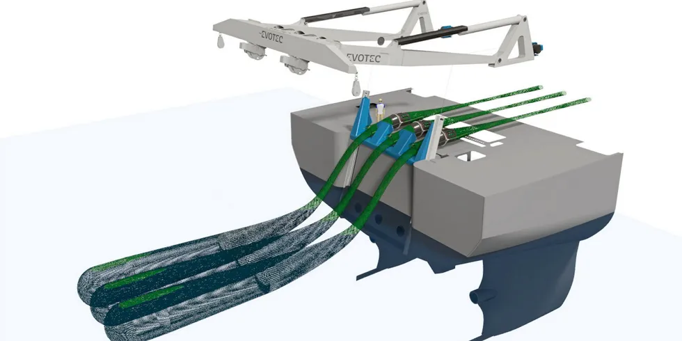 Entec Evotec sin patenterte løsning for trålmottaket skal gi mindre stress og skader på fisken. Fire trålposer dras inn under vannlinjen.
