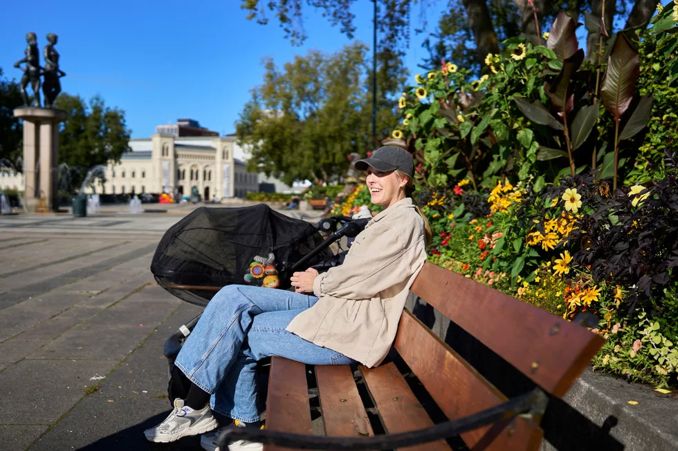 Christina Lauvsland (34) forteller hvordan hverdagen påvirkes av den høye renten. Her er hun på trilletur med babyen sin på Aker Brygge.