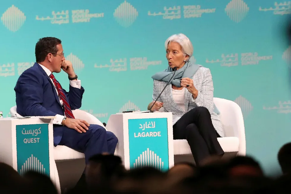 IMFs toppsjef Christine Lagarde kom med advarsler om en svakere utvikling i verdensøkonomien under åpningen av World Government Summit i Dubai på søndag. Her med CNN-programleder Richard Quest.