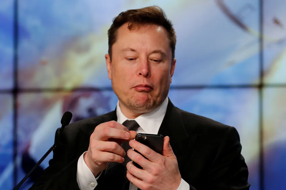 Elon Musk spør sine Tvitter-følgere om han skal selge aksjer for 180 milliarder kroner. Svarfrist: Søndag klokken 21 norsk tid.