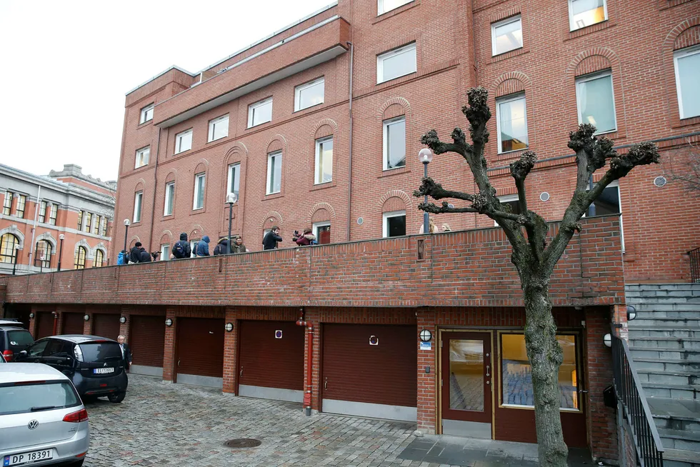 Arkivbilde. Politiet bærer ut beslag fra kontorene til Det Katolske Bispedømme i Oslo etter at de torsdag gjennomførte en razzia i lokalene. Foto: NTB Scanpix/ Cornelius Poppe