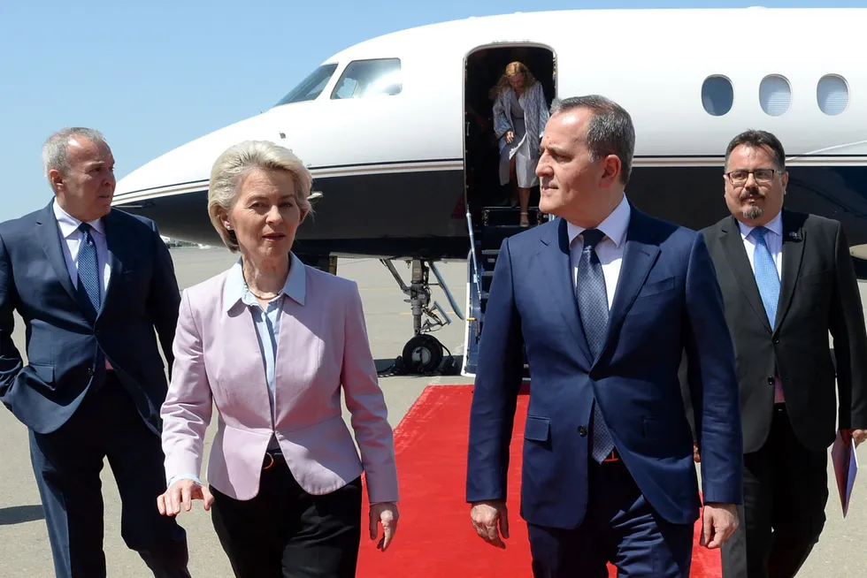 EU vil kjøpe mer gass fra Aserbajdsjan. President i Europakommisjonen, Ursula Von der Leyen, ble 18. juli møtt på flyplassen i Baku av utenriksminister Jeyhun Bayramov.
