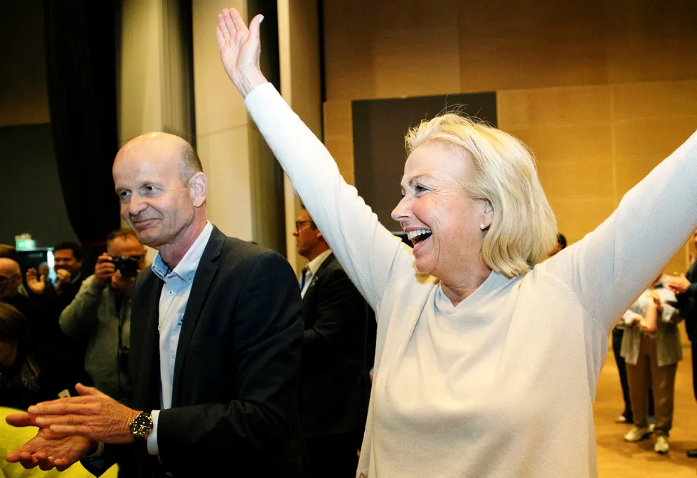 Nyvalgt idrettspresident Berit Kjøll jubler etter valgseieren 26. mai. Til venstre applauderer Sven Mollekleiv, som tapte kampen med knappest mulig margin.