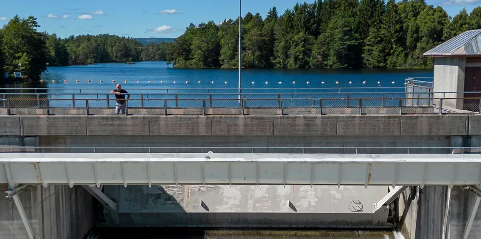 Regjeringens forslag om å øke skattesatsen over natten, og attpåtil med tilbakevirkende kraft, er fullstendig ødeleggende og bryter med prinsippet om en nøytral grunnrenteskatt, skriver Eivind Heløe i Energi Norge. Bildet er fra Arendal / Rygene kraftstasjon.