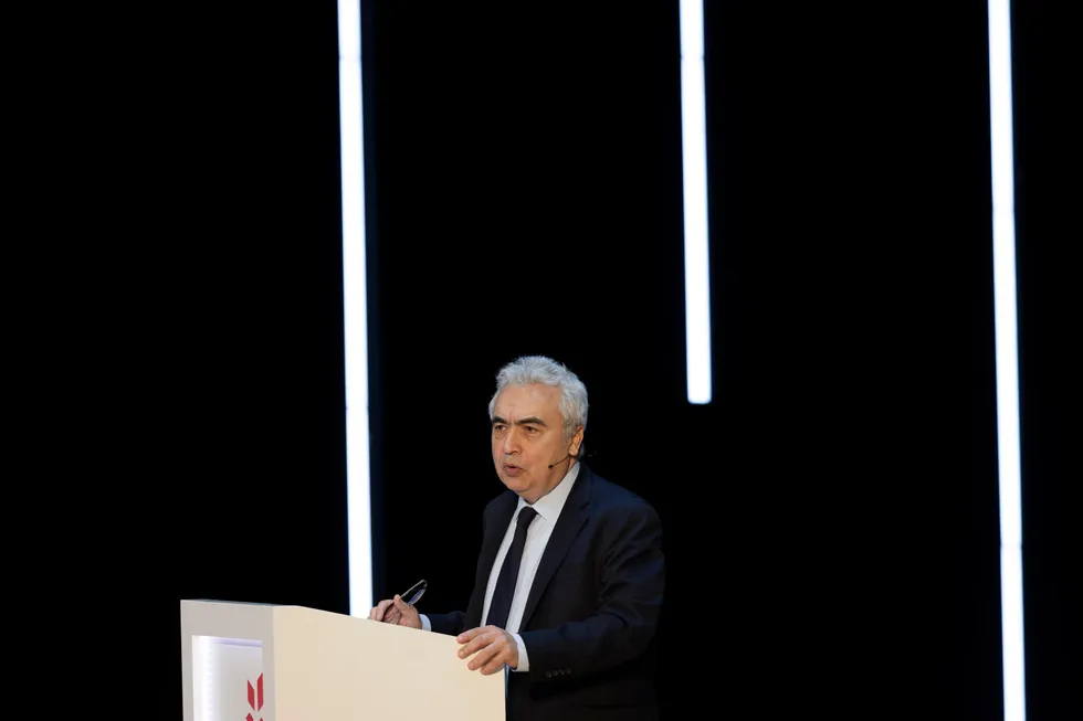 «Looking at the world today or tomorrow, no one can convince me that oil and gas represent safe or secure energy choices for countries and consumers worldwide,» IEA chief Fatih Birol told the Financial Times.